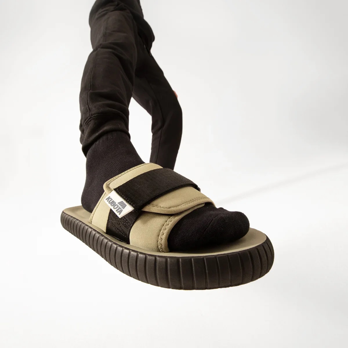 KLAPKI KUBOTA RZEP 2.0 TECH KHAKI Z CZARNĄ TAŚMĄ