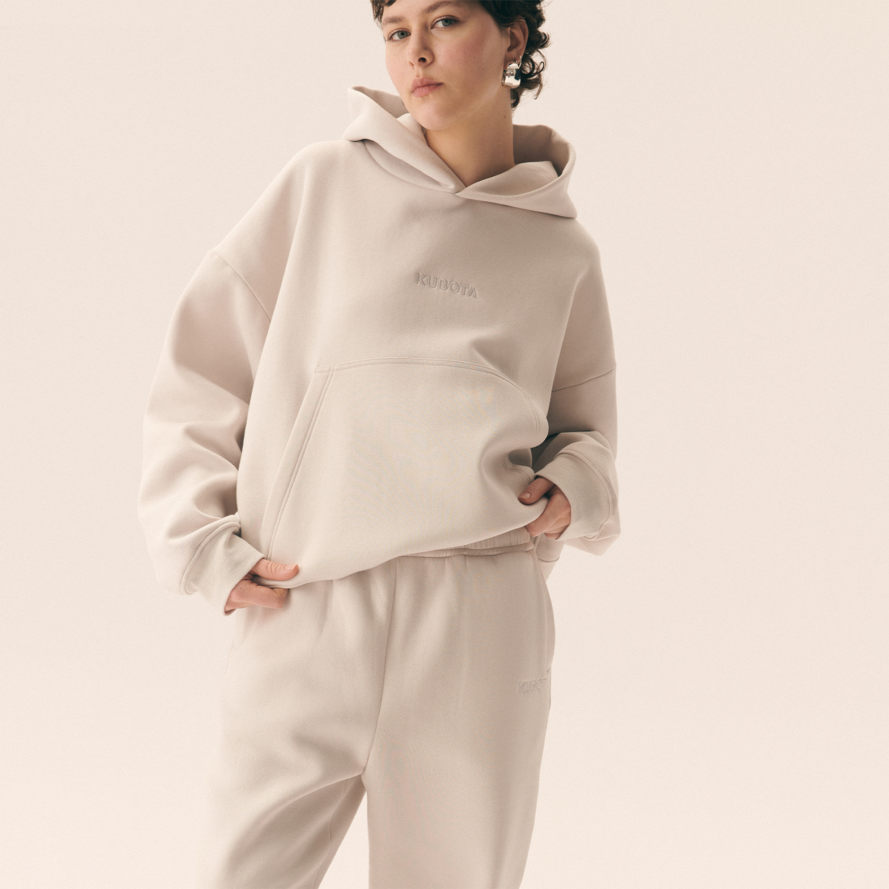 KUBOTA BLUZA OVERSIZE UNISEX Z KAPTUREM BEŻOWA